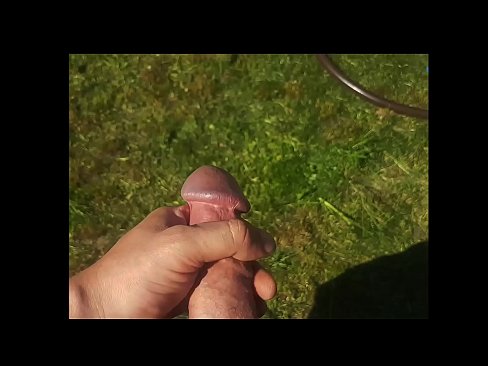 ❤️ Hottie si fa scopare a figa rosa è cums cun un squirt in un giardinu d'estate ❤️❌ Video porno à noi