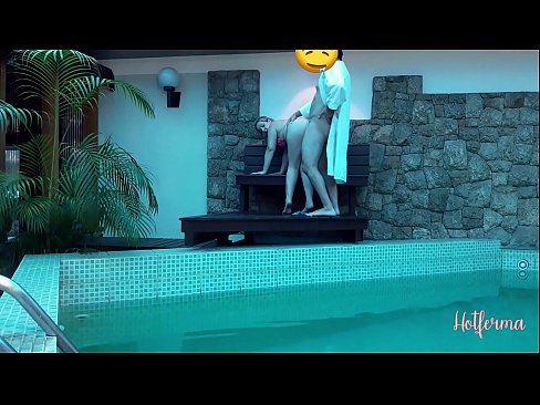 ❤️ Boss invita a cameriera à a piscina, ma ùn pudia resiste à un caldu ❤️❌ Video porno à noi