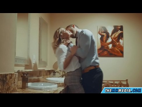 ❤️ Quandu una bionda tettona ti seduce in un bagnu publicu ❤️❌ Video porno à noi